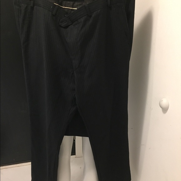 Dkny striped men's suit. - Picture 5 of 8